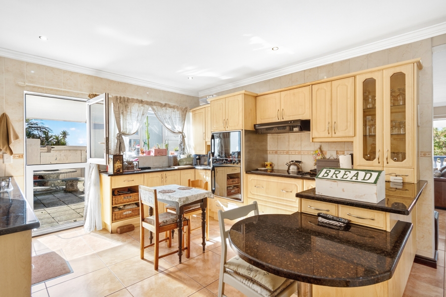 5 Bedroom Property for Sale in Mountainside Western Cape